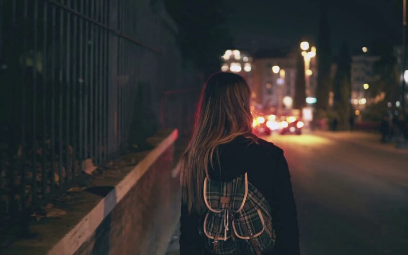Fată singură noaptea pe străzi