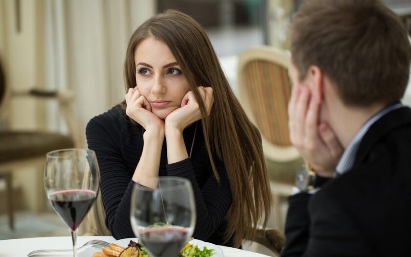 Femeie plictisită la restaurant