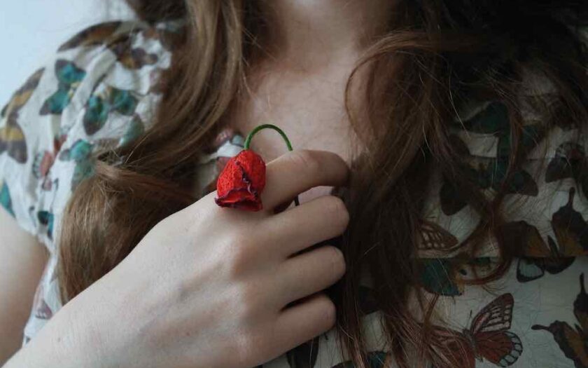 Femeie cu un trandafir în mână