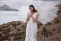 O femeie înger cu aripi