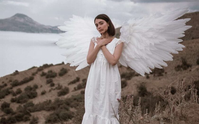 O femeie înger cu aripi