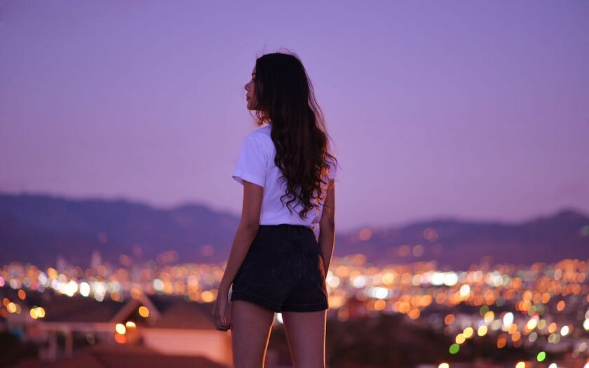 Fată singură privește orașul
