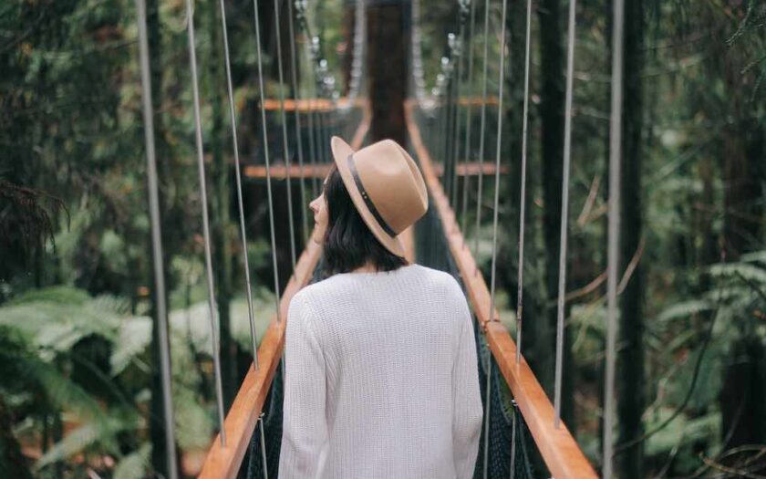 O fată merge pe un pod