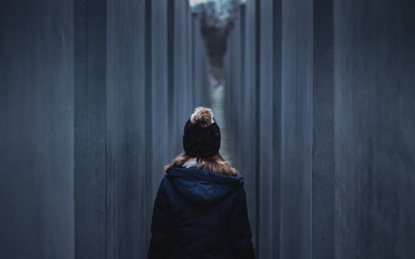 Femeie singură în tunel
