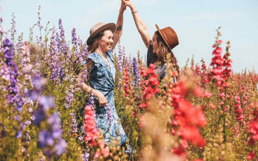 Prietene apropiate pe un câmp cu flori