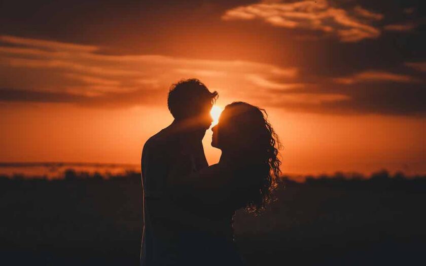 Cuplu de îndrăgostiți la apus de soare