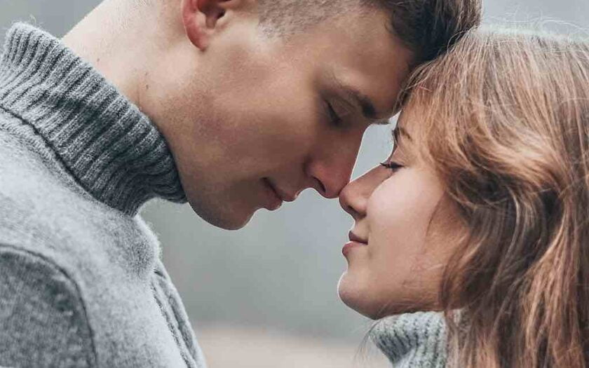 Cuplu care stau față în față
