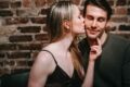 Femeie care sărută pe obraz un bărbat
