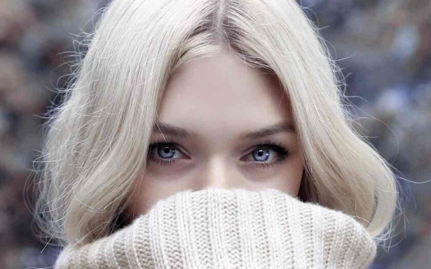 Privirea unei femei cu ochii albaștri
