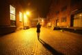 Femeie singură pe stradă noaptea