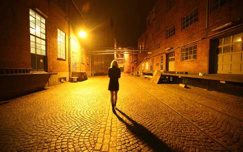 Femeie singură pe stradă noaptea