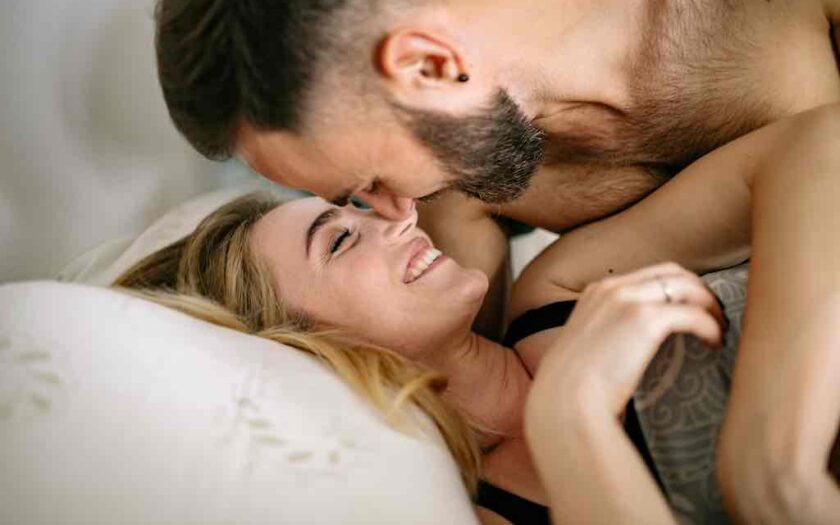 Cuplu se sărută în pat