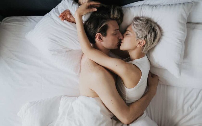 Cuplu care se sărută în pat