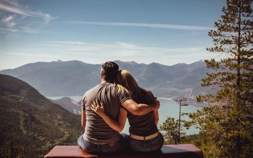 Cuplu de îndrăgostiți pe un munte
