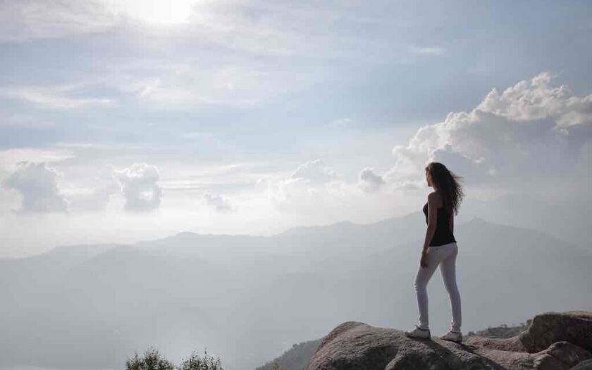 Femeie pe un vârf de munte