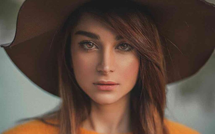 Portret femeie cu pălărie