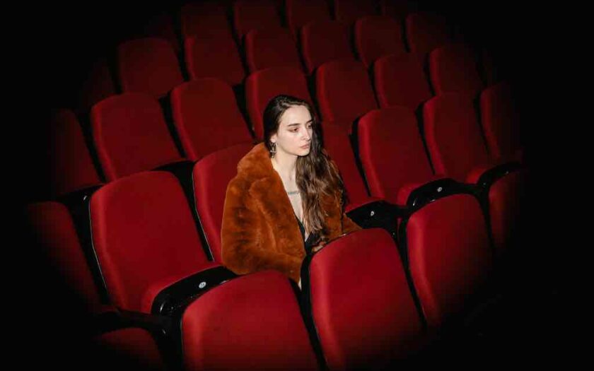 O fată singură la cinema