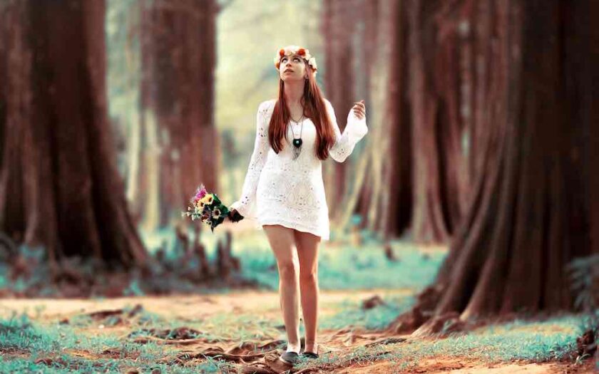 O fată frumoasă în pădure